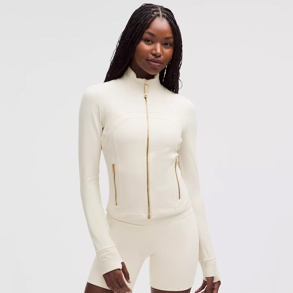 Lululemon Define Cropped Jacket
Nulu- Size 4- Light Ivory/Gold